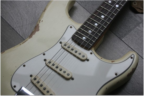FENDER &quot;1967 Stratocaster® Heavy Relic®, Rosewood Fingerboard, Aged Vintage White&quot;