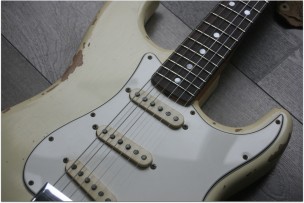 FENDER "1967 Stratocaster® Heavy Relic®, Rosewood Fingerboard, Aged Vintage White"