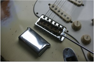 FENDER "1967 Stratocaster® Heavy Relic®, Rosewood Fingerboard, Aged Vintage White"