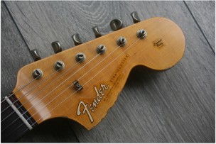 FENDER "1967 Stratocaster® Heavy Relic®, Rosewood Fingerboard, Aged Vintage White"