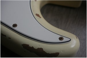 FENDER "1967 Stratocaster® Heavy Relic®, Rosewood Fingerboard, Aged Vintage White"