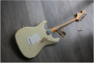 FENDER "1967 Stratocaster® Heavy Relic®, Rosewood Fingerboard, Aged Vintage White"