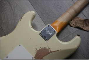 FENDER "1967 Stratocaster® Heavy Relic®, Rosewood Fingerboard, Aged Vintage White"