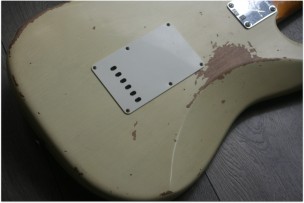 FENDER "1967 Stratocaster® Heavy Relic®, Rosewood Fingerboard, Aged Vintage White"