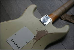 FENDER "1967 Stratocaster® Heavy Relic®, Rosewood Fingerboard, Aged Vintage White"