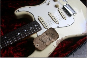 FENDER "1967 Stratocaster® Heavy Relic®, Rosewood Fingerboard, Aged Vintage White"