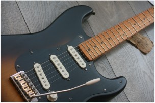 SQUIER "40th Anniversary Stratocaster, Vintage Edition, Satin Wide 2-Color Sunburst"