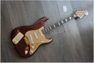 SQUIER "40th Anniversary Stratocaster, Gold Edition, Ruby Red"