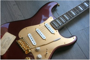 SQUIER "40th Anniversary Stratocaster, Gold Edition, Ruby Red"