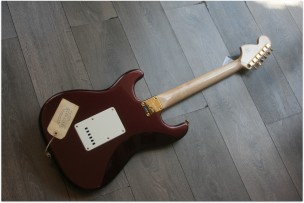 SQUIER "40th Anniversary Stratocaster, Gold Edition, Ruby Red"