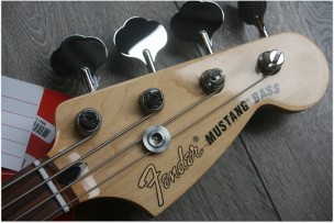 FENDER "Mustang Bass PJ, Aged natural, Pau Ferro"