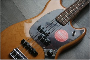 FENDER "Mustang Bass PJ, Aged natural, Pau Ferro"