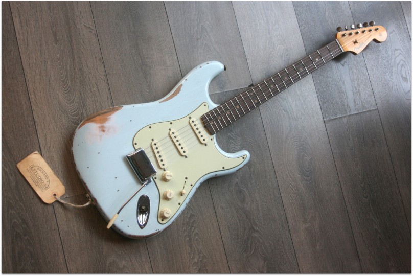 FENDER "Custom Shop '63 Stratocaster W21 Heavy Relic Faded Sonic Blue"