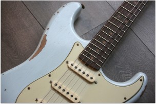FENDER "Custom Shop '63 Stratocaster W21 Heavy Relic Faded Sonic Blue"