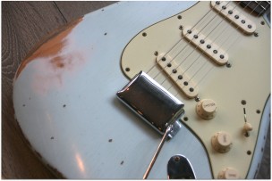 FENDER "Custom Shop '63 Stratocaster W21 Heavy Relic Faded Sonic Blue"