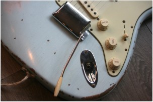 FENDER "Custom Shop '63 Stratocaster W21 Heavy Relic Faded Sonic Blue"