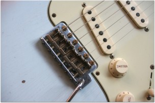 FENDER "Custom Shop '63 Stratocaster W21 Heavy Relic Faded Sonic Blue"