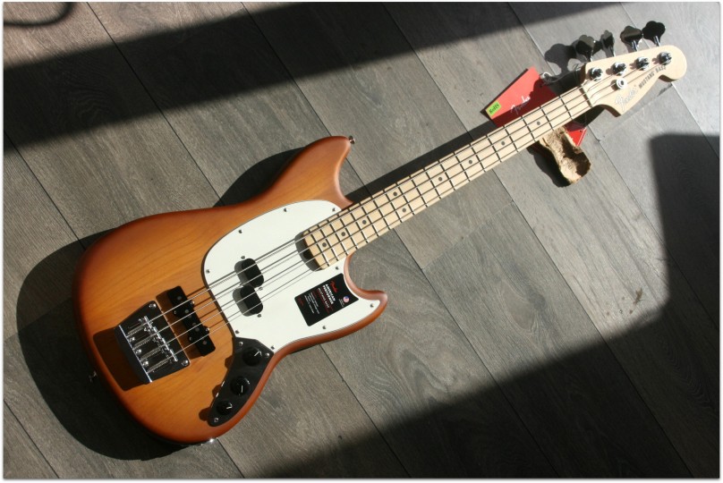 FENDER " Limited American Performer Mustang Bass Sienna Sunburst" GIGBAG