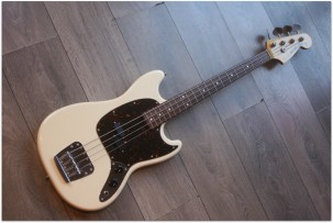 FENDER " Mustang Bass (2002-2014) Olympic White" (JD13004707) HARDCASE
