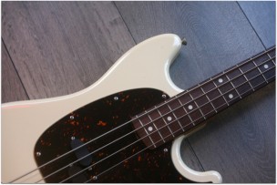FENDER " Mustang Bass (2002-2014) Olympic White" (JD13004707) HARDCASE