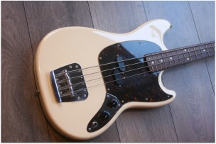 FENDER " Mustang Bass (2002-2014) Olympic White" (JD13004707) HARDCASE