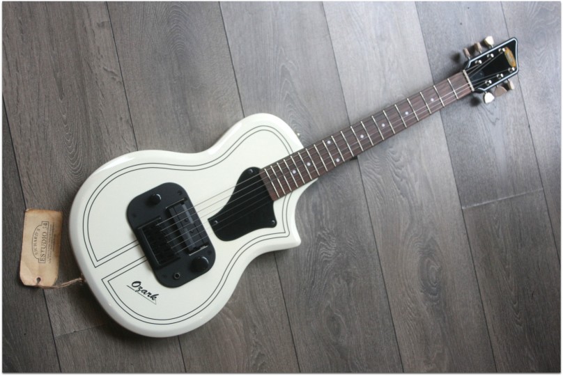 SUPRO "Ozark 1261 Antique White " GIG BAG