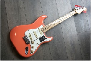 FENDER "Limited Edition Player Stratocaster, Maple Fingerboard, Pacific Peach"
