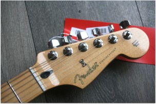 FENDER "Limited Edition Player Stratocaster, Maple Fingerboard, Pacific Peach"