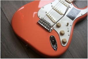 FENDER "Limited Edition Player Stratocaster, Maple Fingerboard, Pacific Peach"