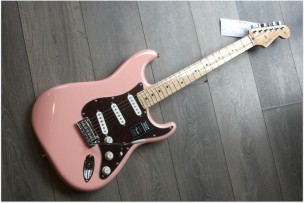FENDER "Player Stratocaster Maple Fingerboard Limited Edition Shell Pink"