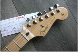 FENDER "Player Stratocaster Maple Fingerboard Limited Edition Shell Pink"