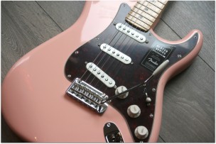 FENDER "Player Stratocaster Maple Fingerboard Limited Edition Shell Pink"
