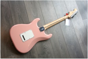 FENDER "Player Stratocaster Maple Fingerboard Limited Edition Shell Pink"