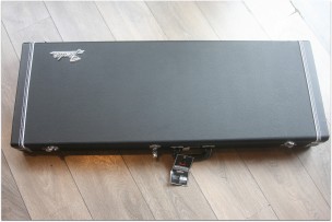 FENDER "Kurt Cobain Jaguar" BOOK and HARDCASE, 4, 19 KG