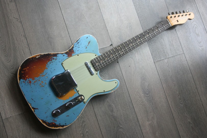 FENDER "Custom Shop Time Machine 1960 Telecaster Custom Relic Aged Lake Placid Blue Over Chocolate 3-Color Sunburst" 3, 30 KG