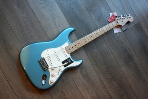 FENDER "Player Stratocaster , Maple, Tidepool"