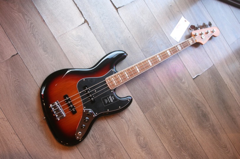 FENDER "Vintera '70s Jazz Bass, 3-Color Sunburst, Pau Ferro"