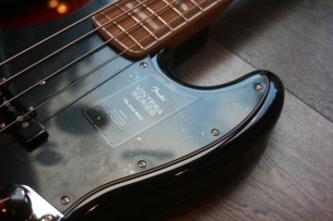FENDER "Vintera '70s Jazz Bass, 3-Color Sunburst, Pau Ferro"