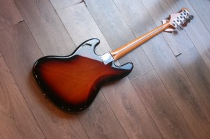 FENDER "Vintera '70s Jazz Bass, 3-Color Sunburst, Pau Ferro"