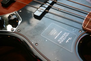 FENDER "Vintera '70s Jazz Bass, 3-Color Sunburst, Pau Ferro"