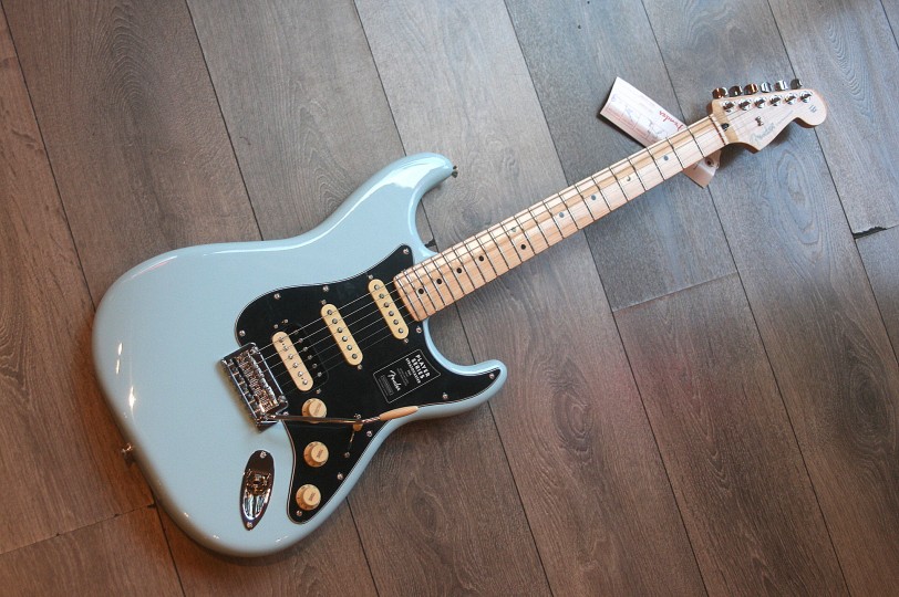 FENDER "Player Stratocaster HSS LIMITED Sonic Blue" 3, 75 KG