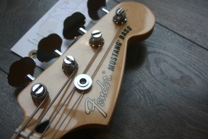 FENDER "Limited Mustang Bass PJ, Maple, Buttercream"