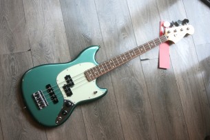 FENDER "Player Mustang Bass PJ Sherwood Green" 3, 50 KG