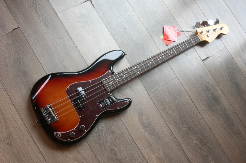 FENDER "American Professional II Precision Bass,3-Color Sunburst, Rosewood" 4, 03 KG