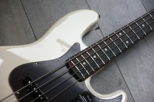 FENDER "American Professional II Jazz Bass,Olympic White, Rosewwod" 4, 23 KG