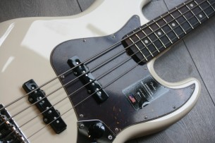 FENDER "American Professional II Jazz Bass,Olympic White, Rosewwod" 4, 23 KG