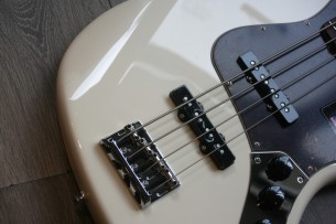 FENDER "American Professional II Jazz Bass,Olympic White, Rosewwod" 4, 23 KG