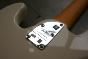 FENDER "American Professional II Jazz Bass,Olympic White, Rosewwod" 4, 23 KG