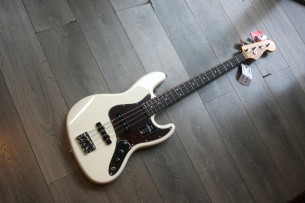 FENDER "American Professional II Jazz Bass,Olympic White, Rosewwod" 4, 23 KG