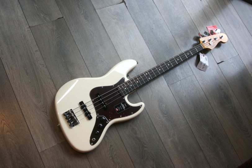 FENDER "American Professional II Jazz Bass,Olympic White, Rosewwod" 4, 23 KG
